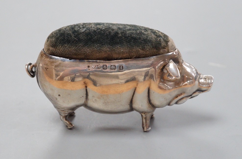 An Edwardian novelty silver pig pin cushion, William Vale & Sons, Birmingham, 1906, 72mm.
